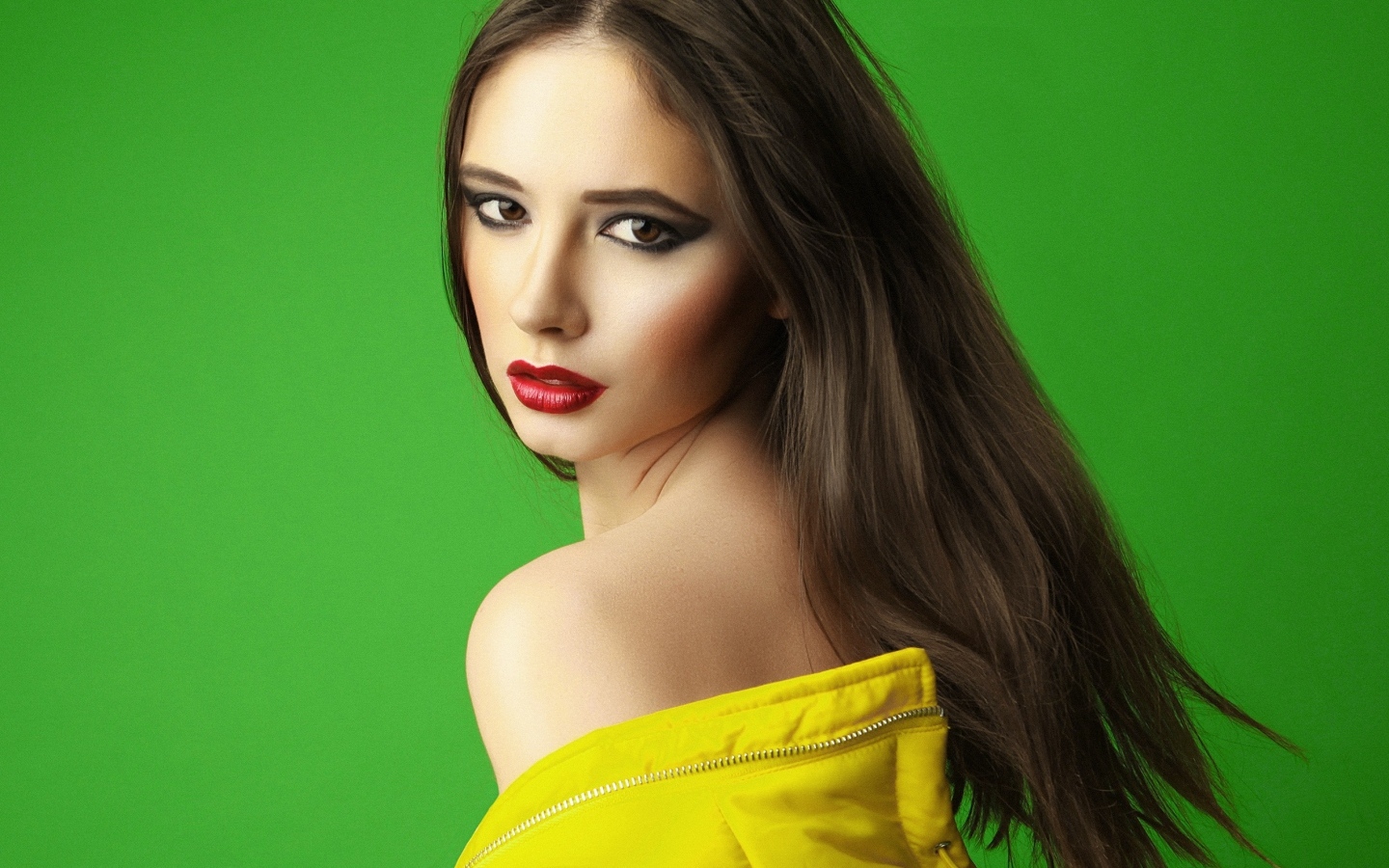 Красивая девушка на зеленом фоне