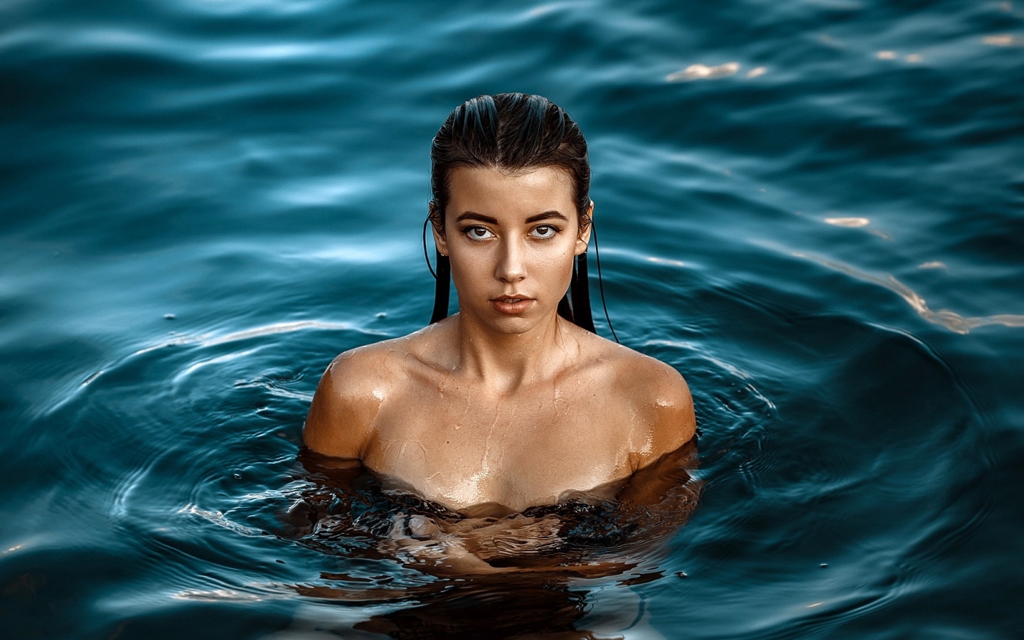 Красивая девушка стоит в воде