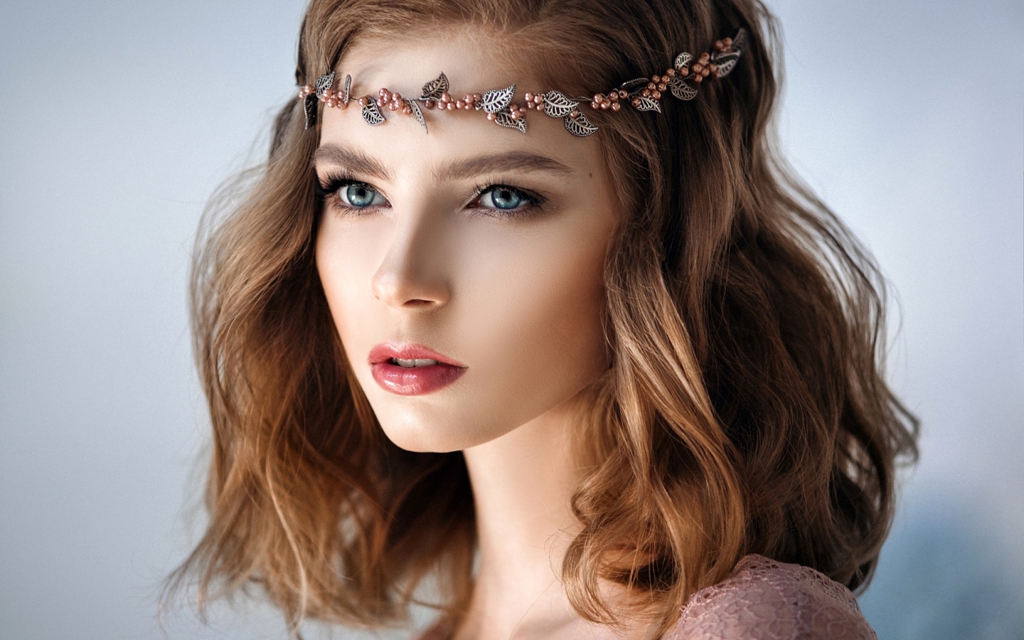 Красивая девушка с украшением на голове