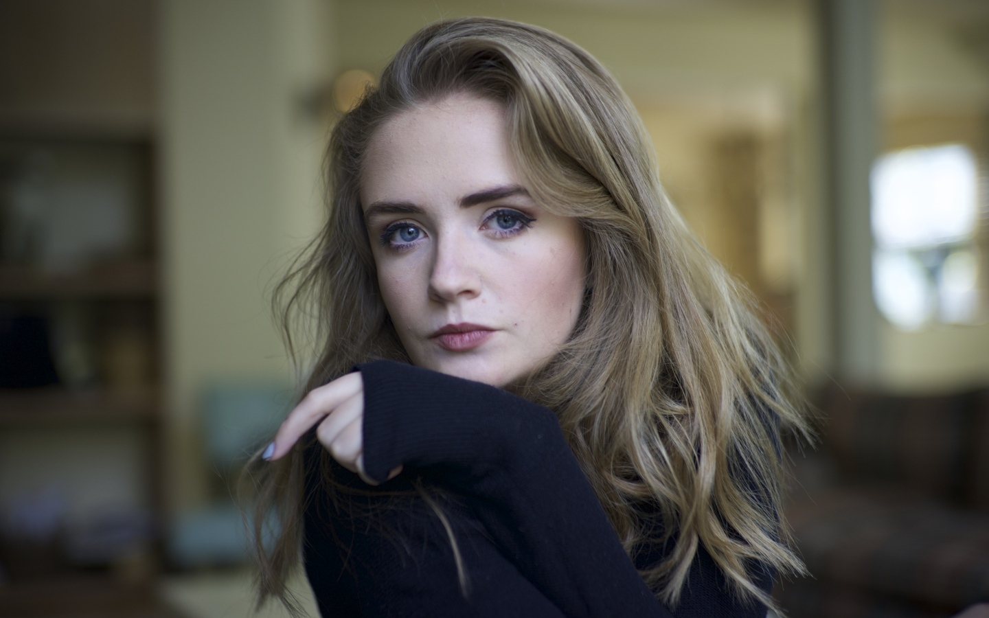 Голубоглазая девушка в черном свитере