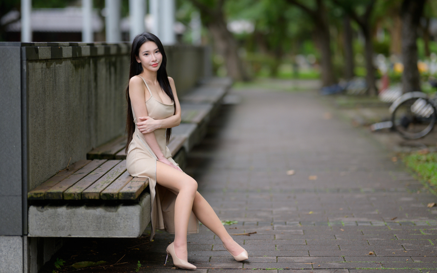 Милая девушка азиатка сидит на лавке