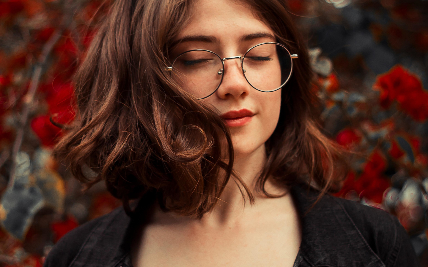 Мечтательная девушка в очках с закрытыми глазами