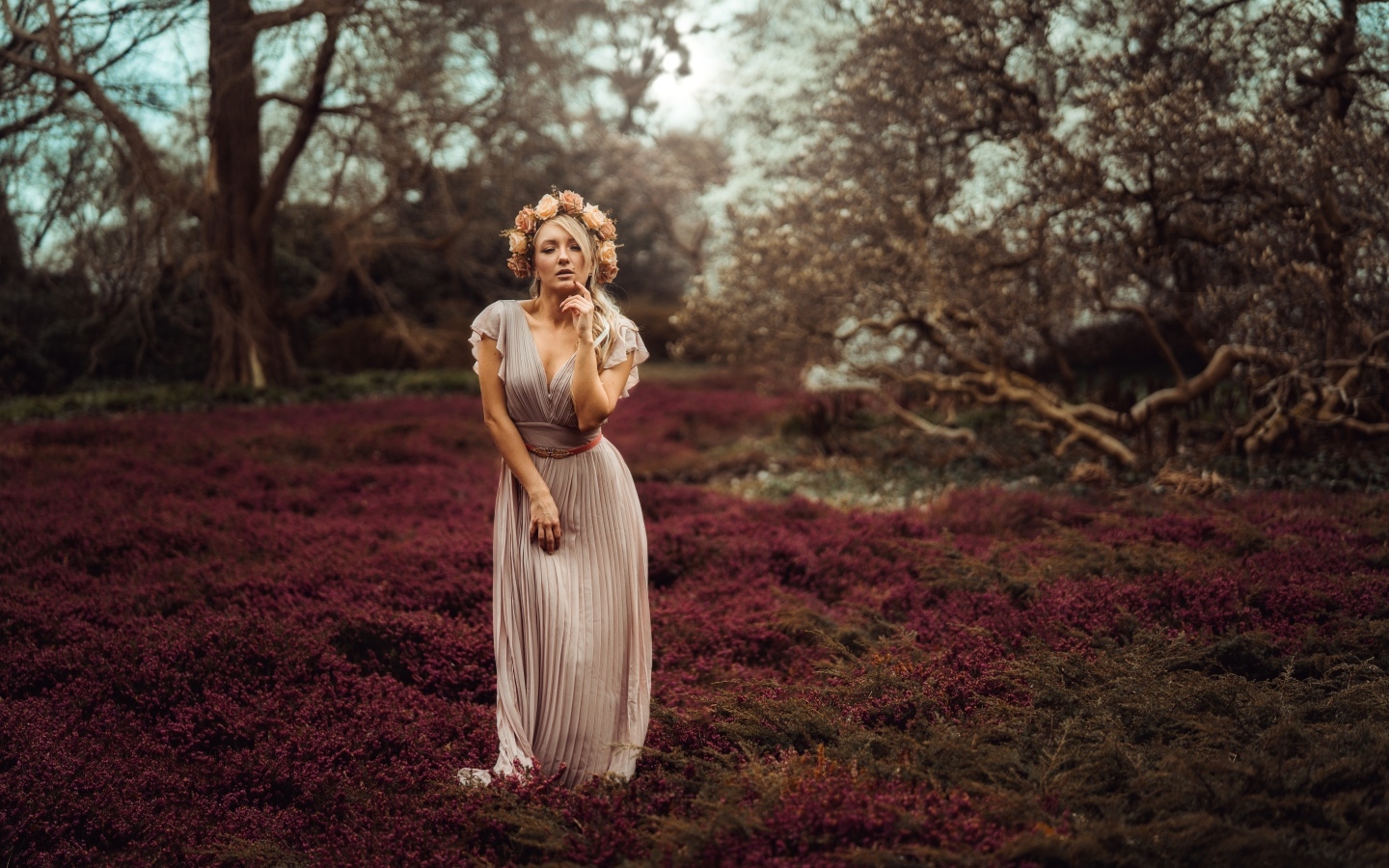 Девушка в длинном платье с венком на голове