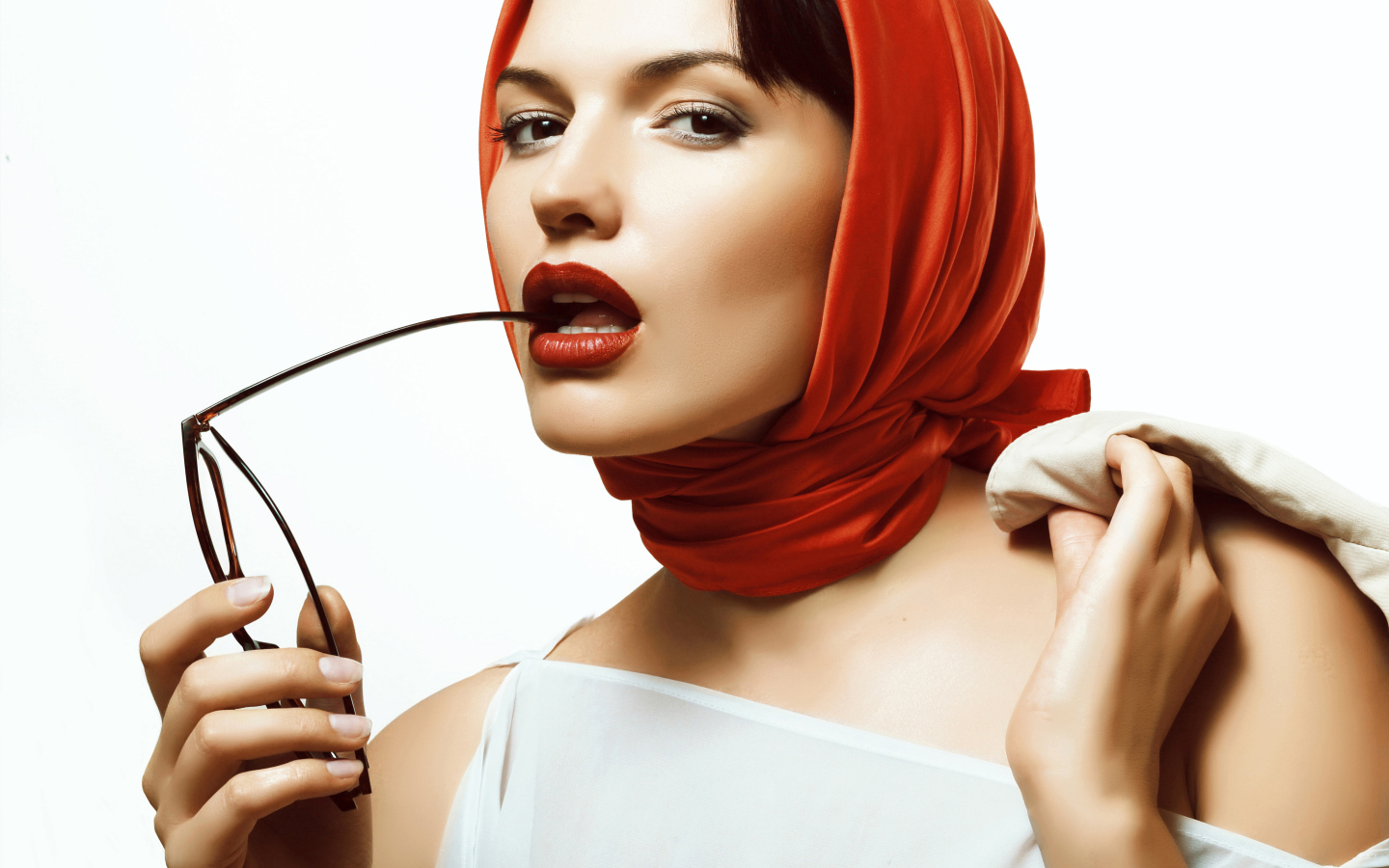 Девушка в красном платке с очками в руке