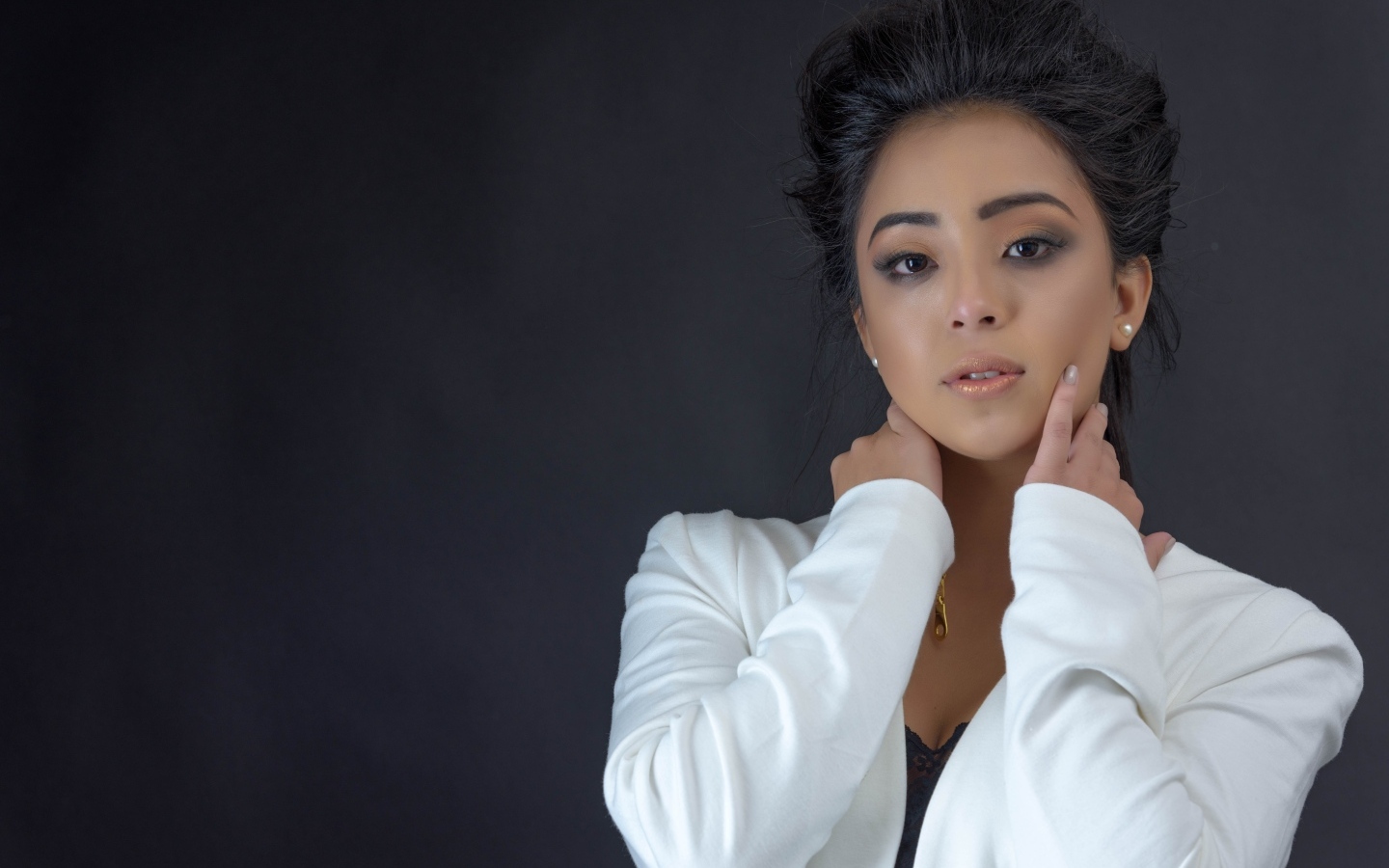 Девушка в белой кофте на сером фоне