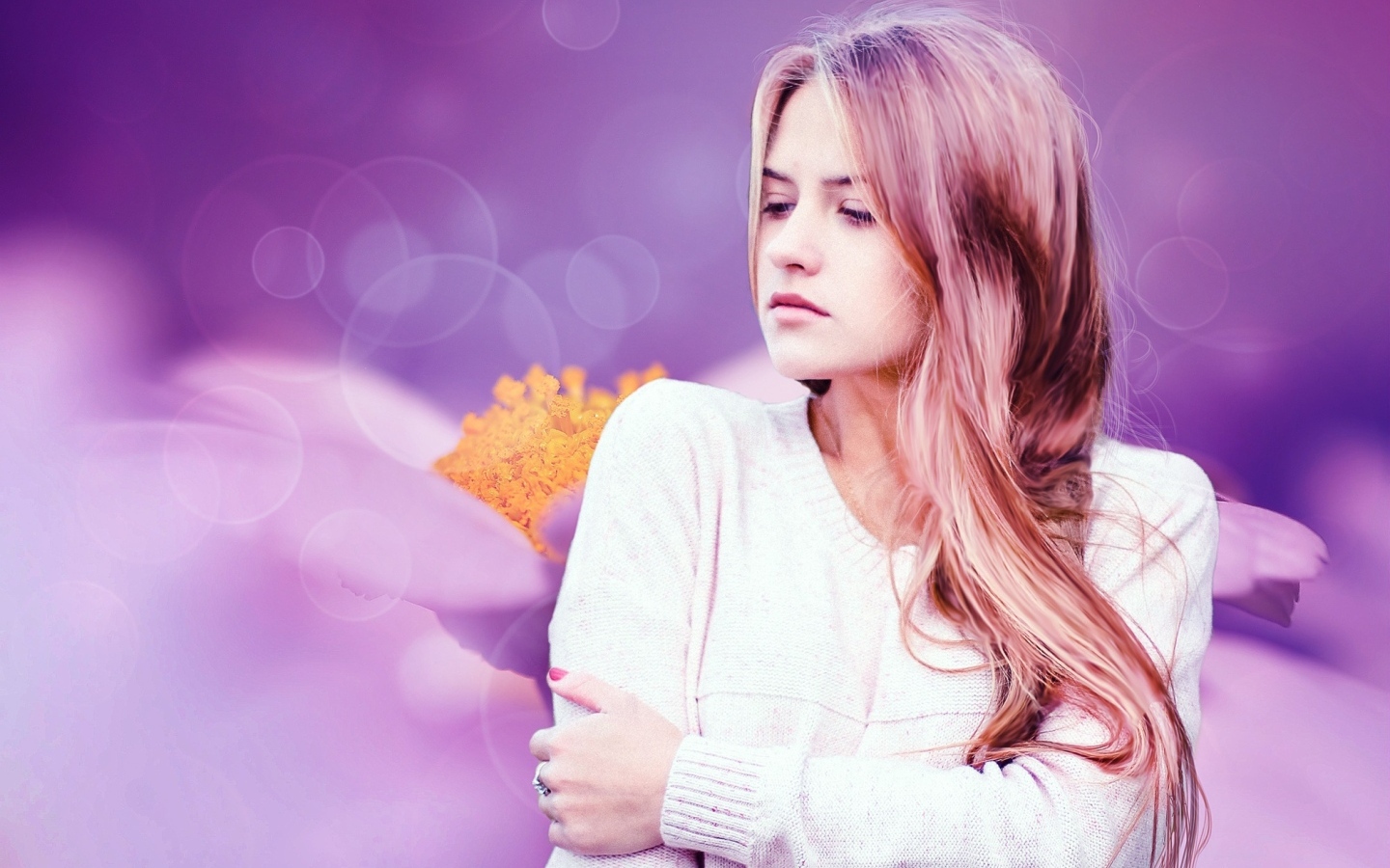 Девушка в белом свитере на красивом сиреневом фоне