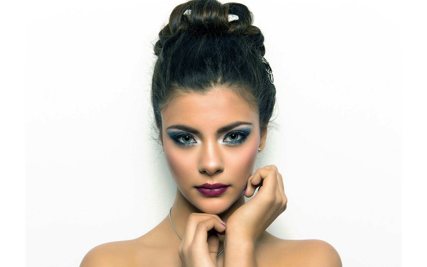 Девушка с красивой прической и макияжем
