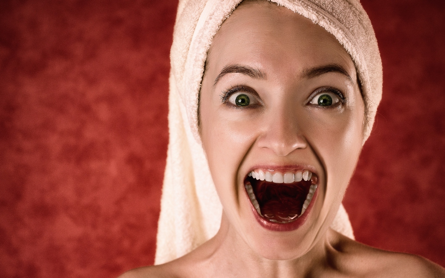 Радостная девушка с полотенцем на голове