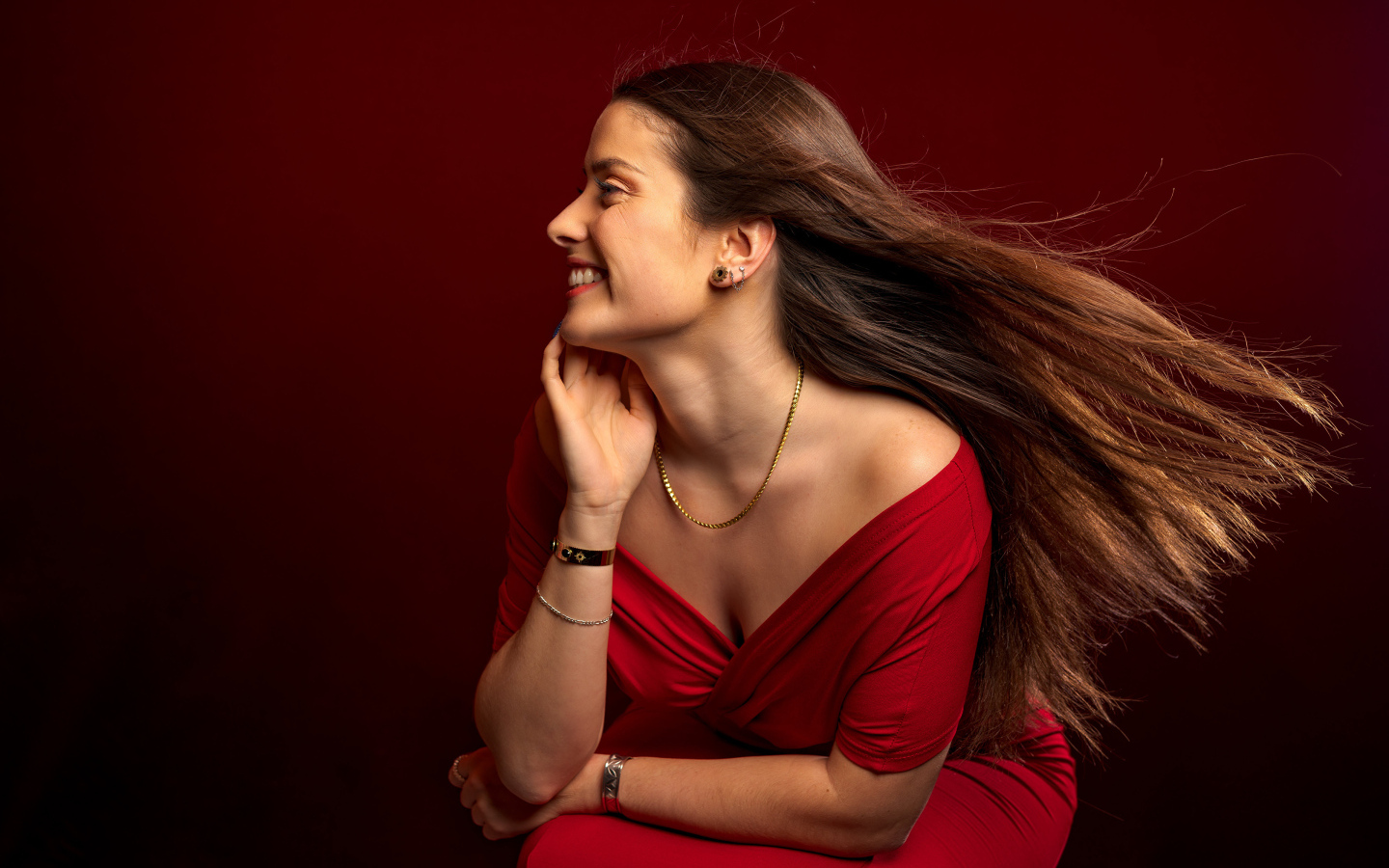 Длинные волосы у красивой девушки в красном платье