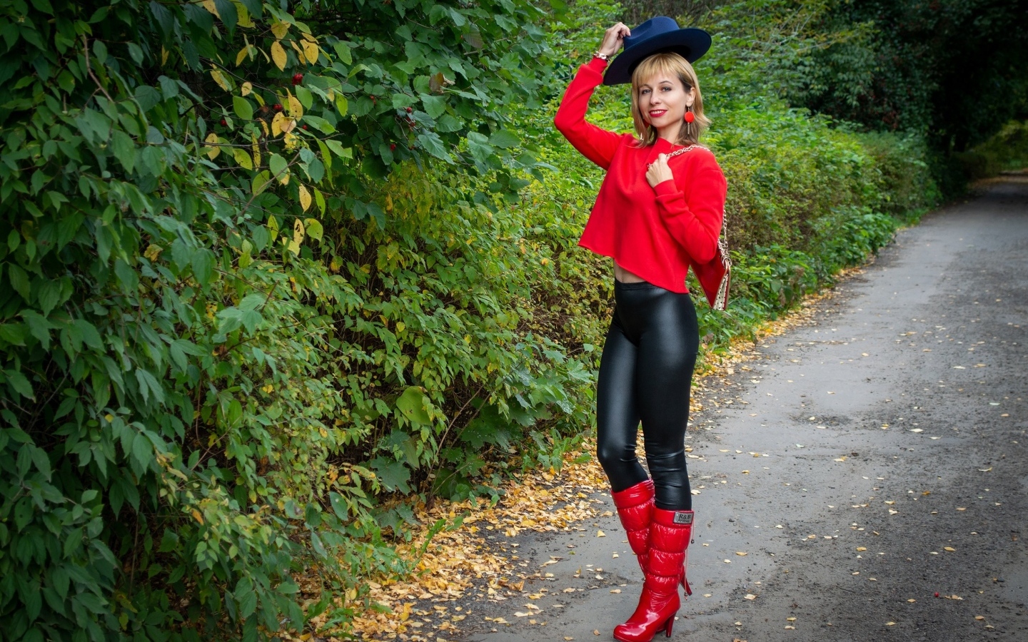 Молодая девушка в черно-красном наряде в парке