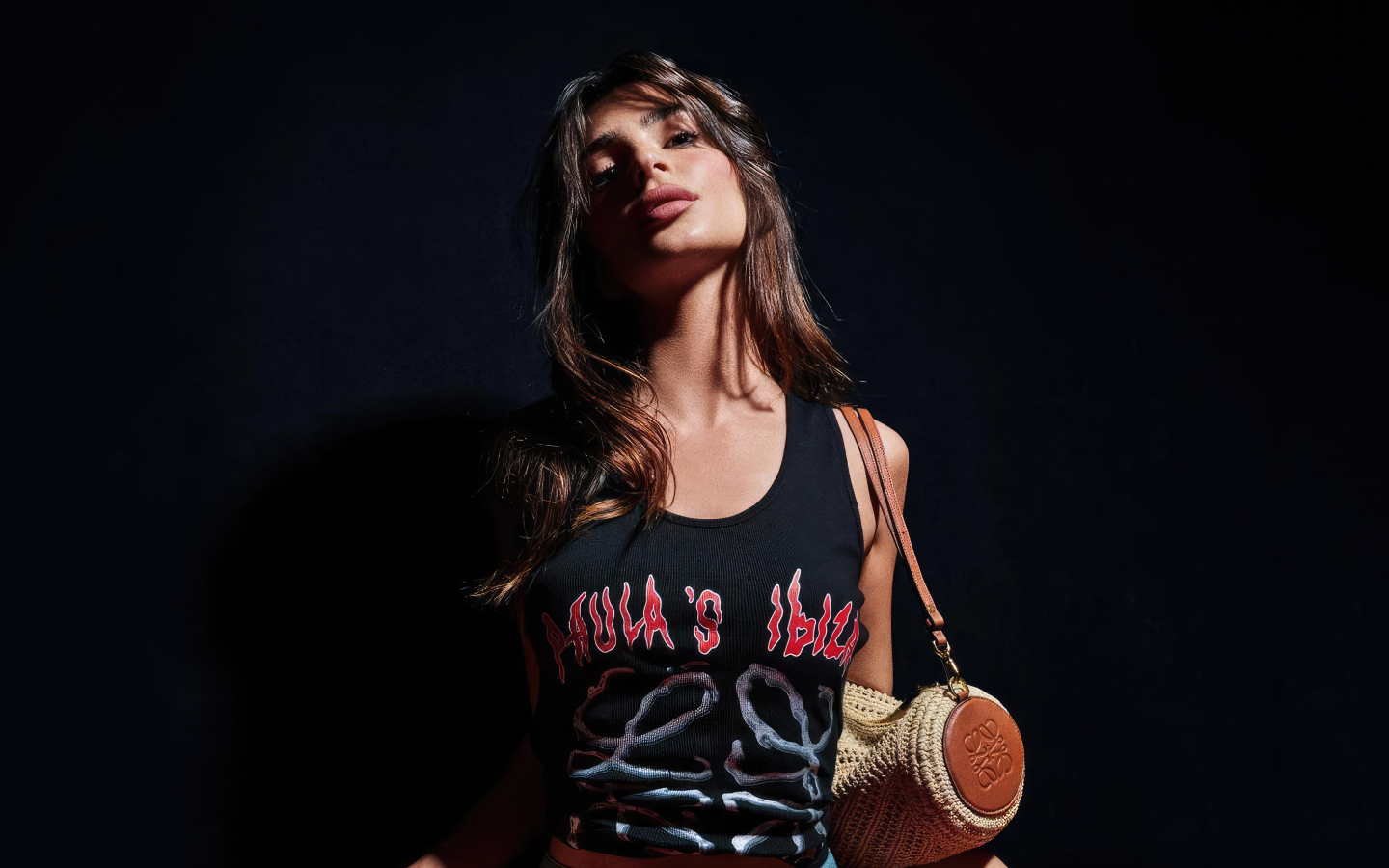 Красивая девушка американская модель Эмили Ратаковски на черном фоне