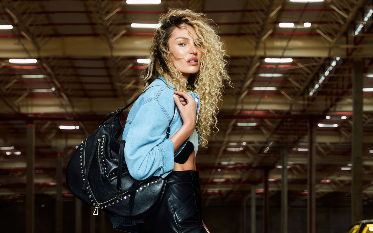 Красивая модель Кэндис Свейнпол с большой черной сумкой