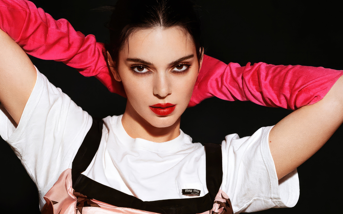 Кареглазая модель Кендалл Дженнер в красных перчатках