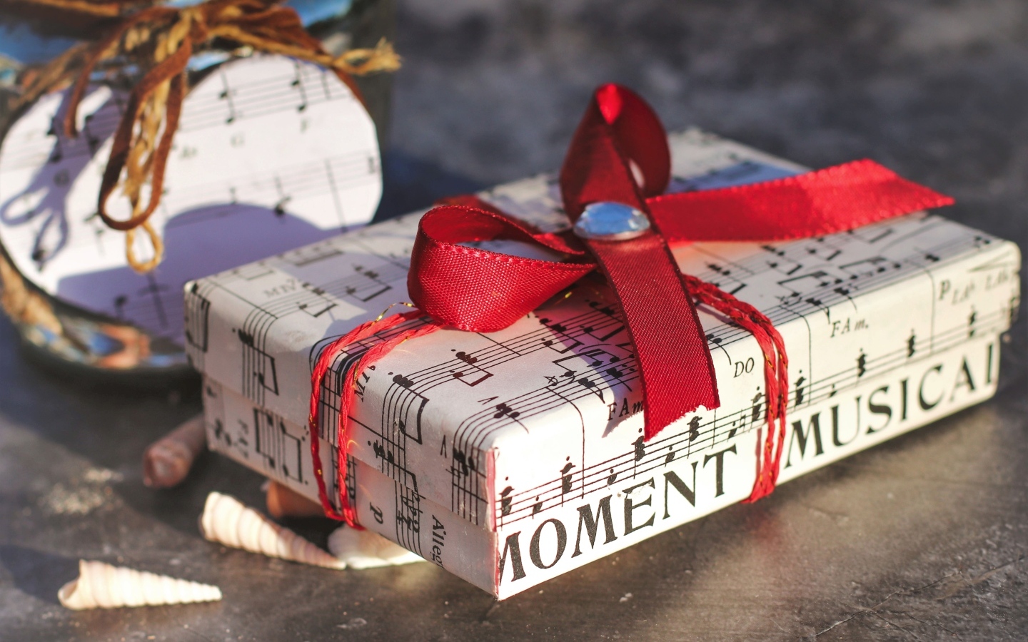 Большой подарок с красной лентой