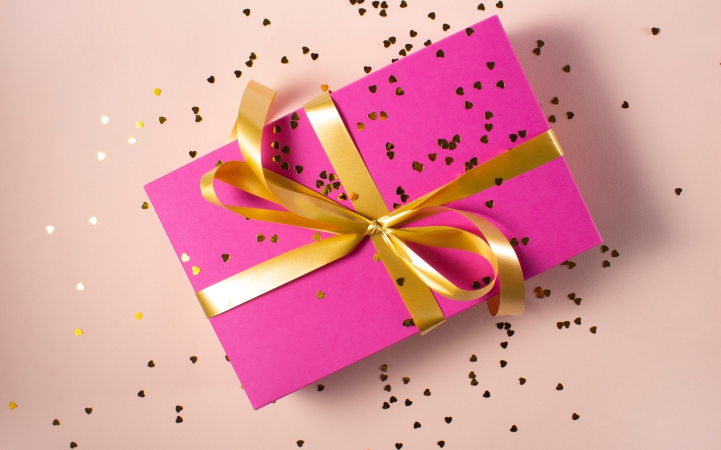 Большой розовый подарок с бантом из ленты