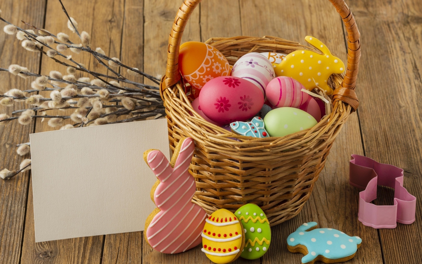 Корзина с пасхальными украшениями на столе с ветками вербы, шаблон для открытки