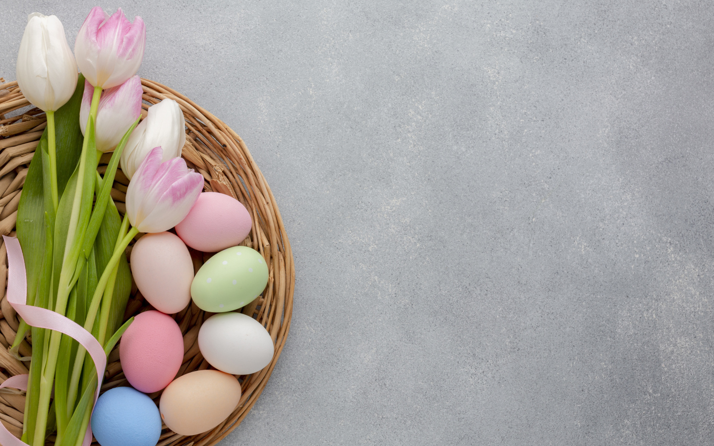 Корзина с розовыми тюльпанами и яйцами на сером фоне шаблон открытки на Пасху