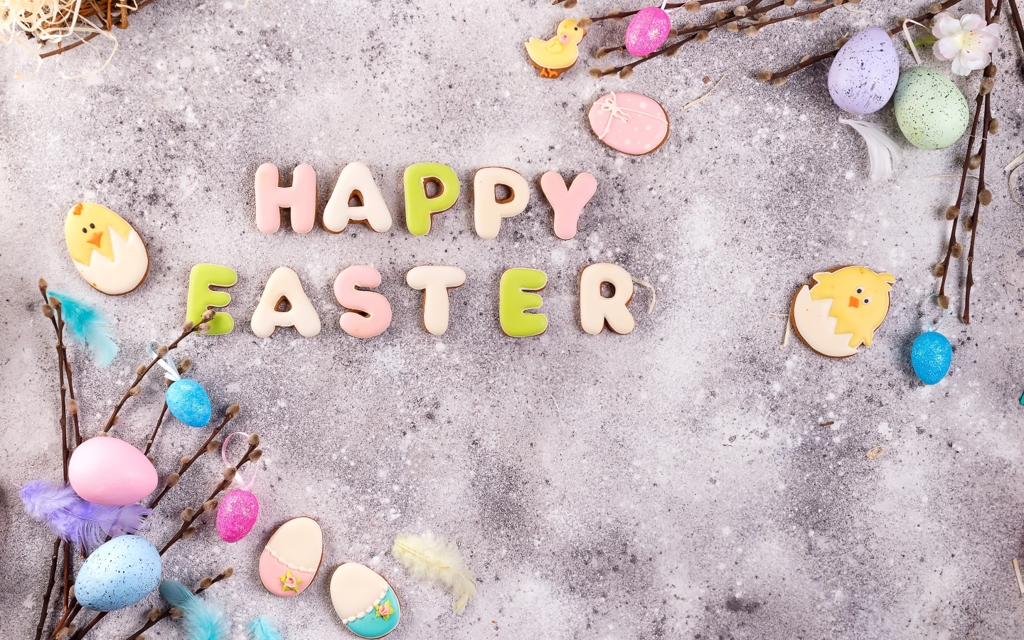 Надпись на сером столе Счастливой Пасхи