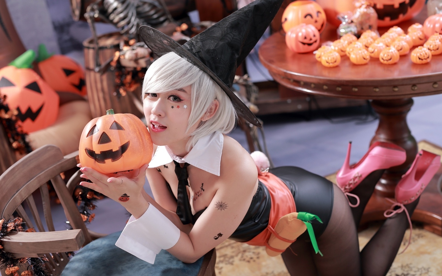 Девушка в костюме ведьмы на Хэллоуин