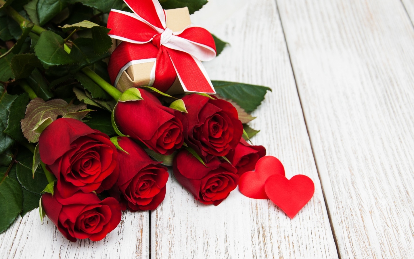 Букет красных роз и подарок для любимой на 8 марта