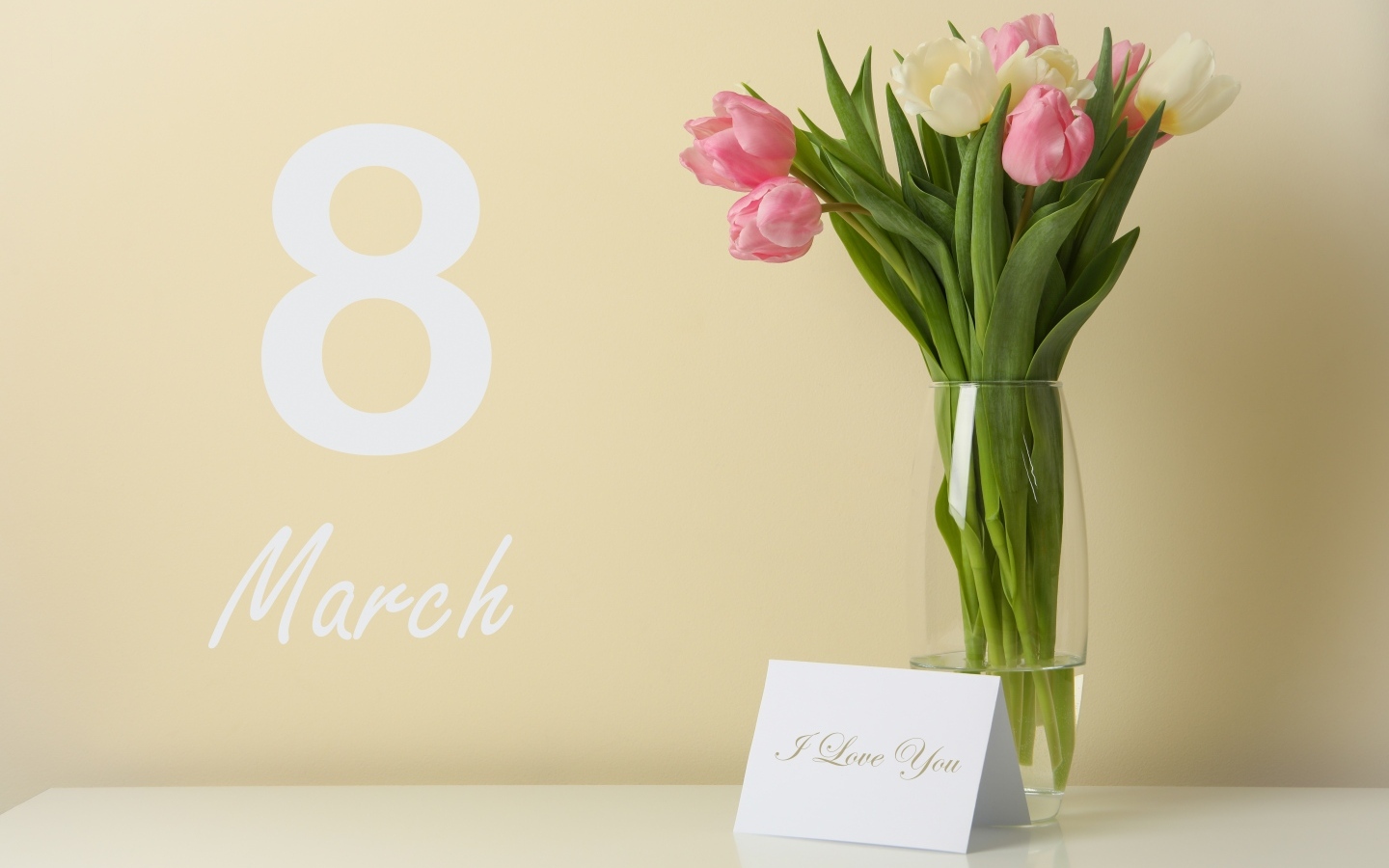 Букет тюльпанов в вазе на 8 марта