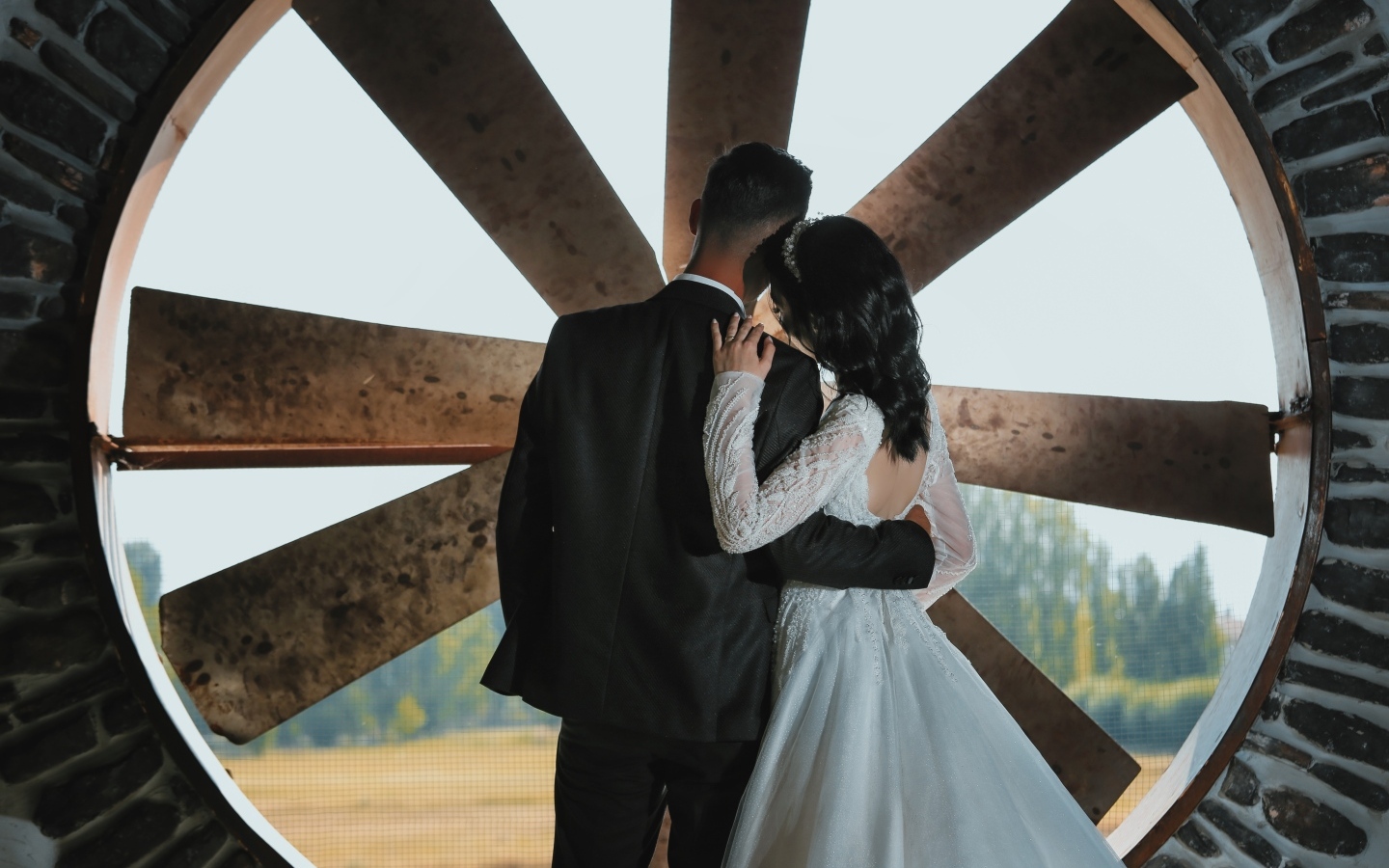 Влюбленные жених и невеста стоят у окна