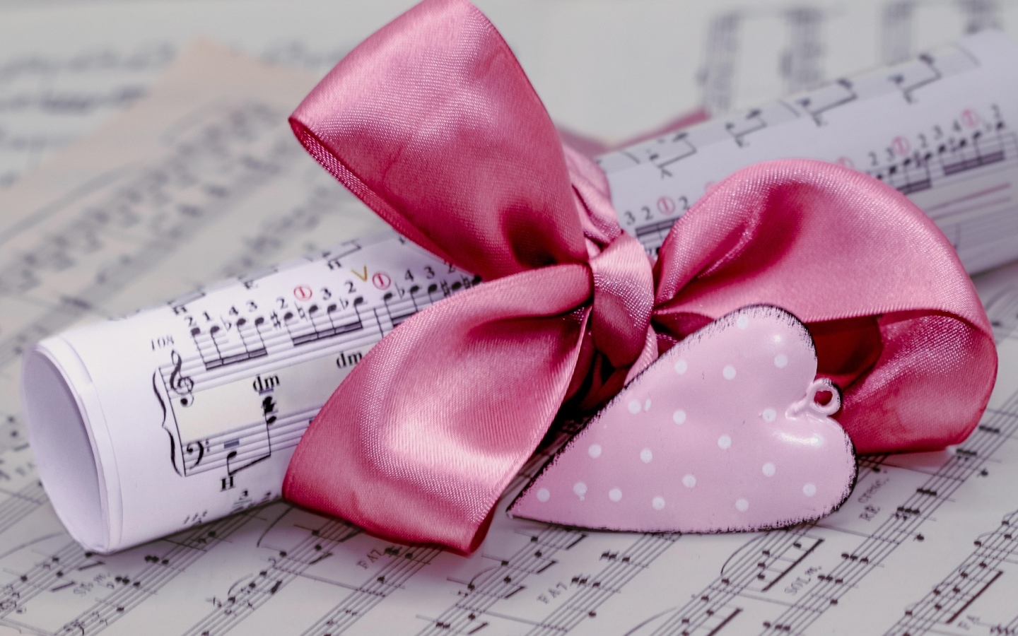 Ноты с бантом и красным сердцем для любимой