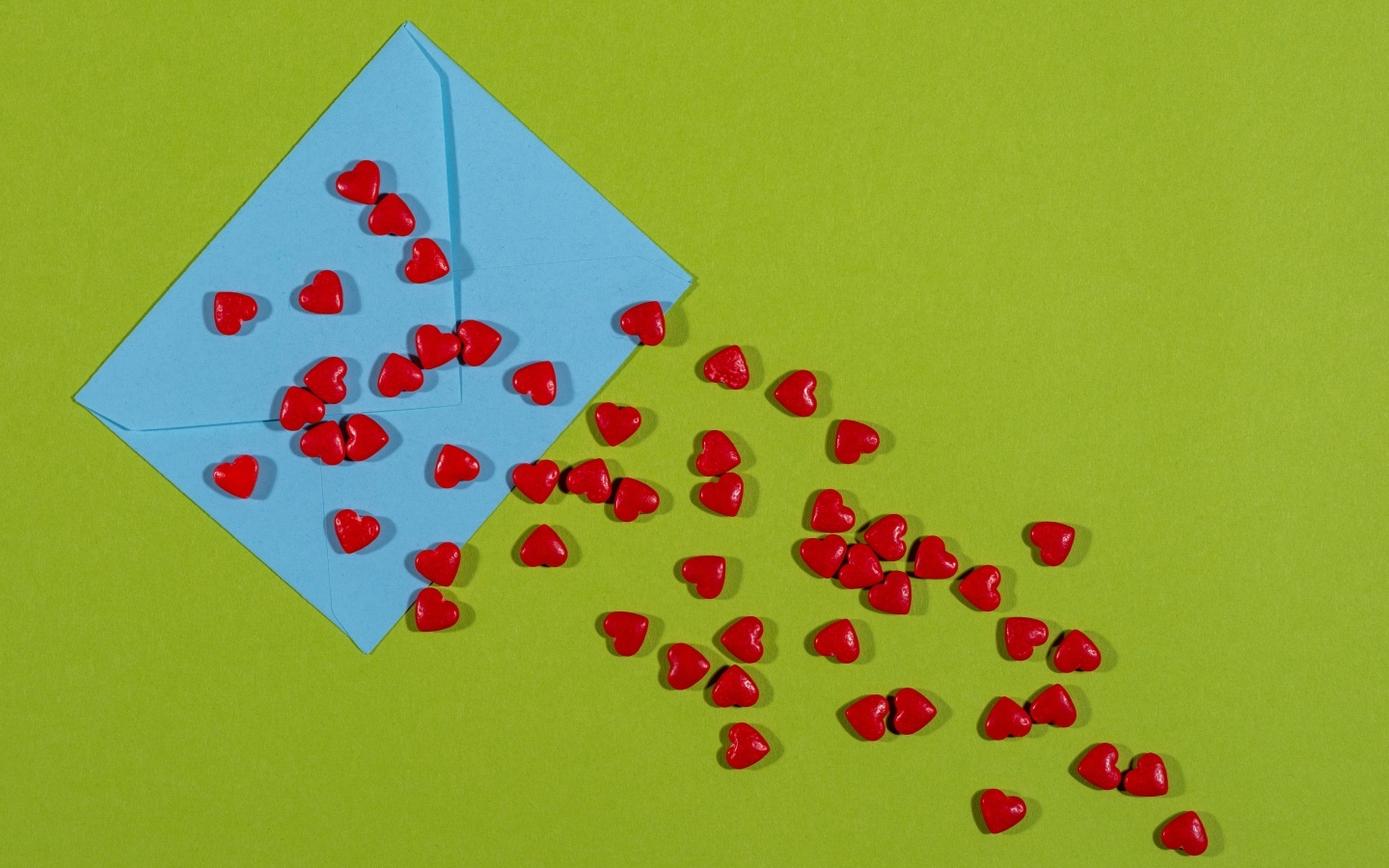 Маленькие сердечки с голубым конвертом