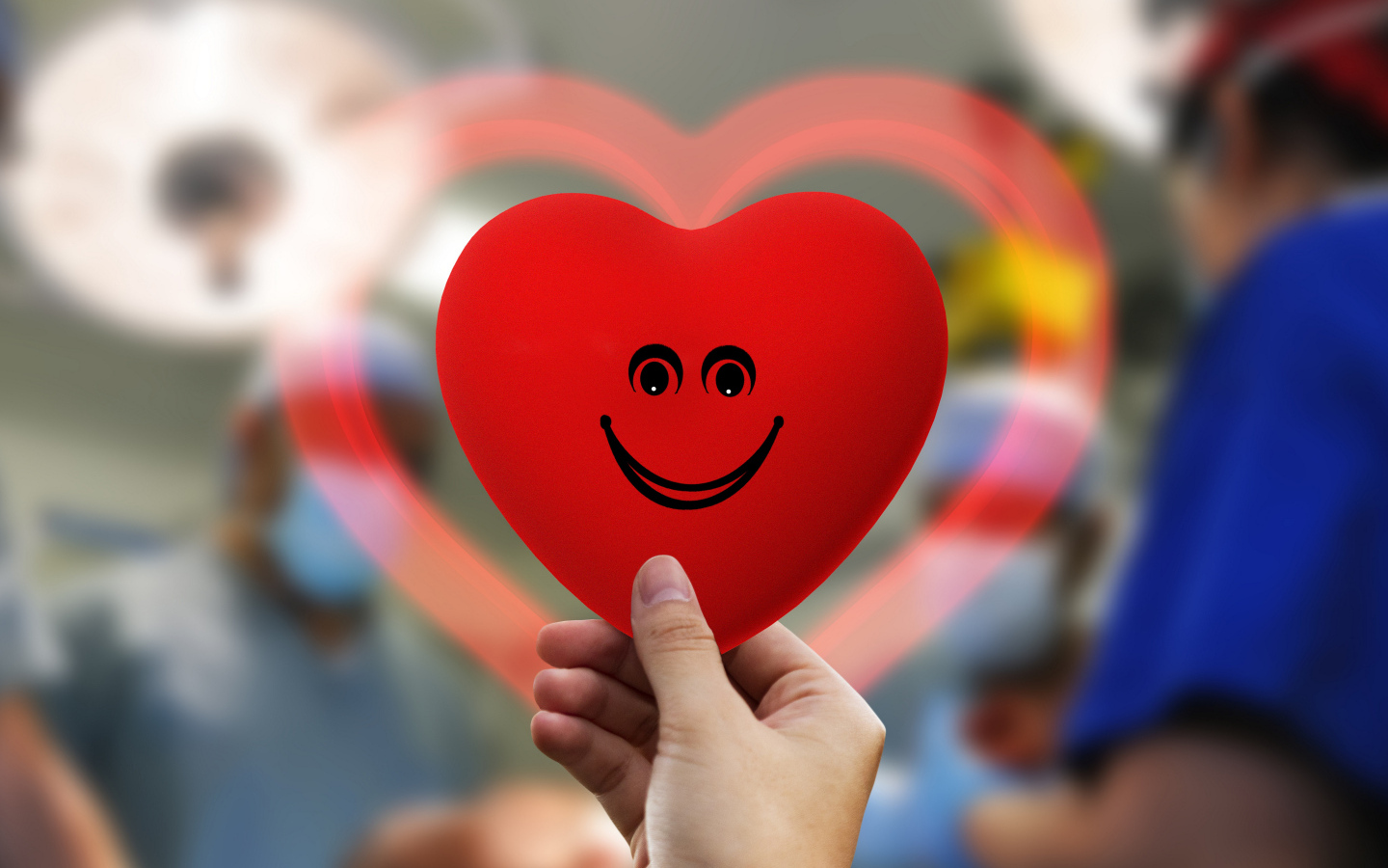 Улыбающееся сердечко в руке