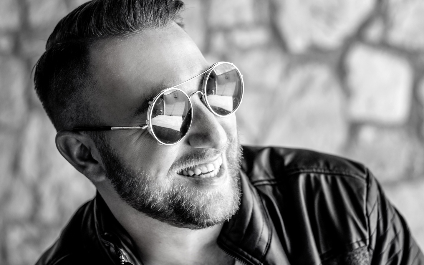 Улыбающийся мужчина модель в очках