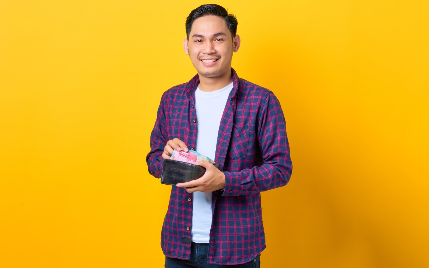 Улыбающийся мужчина с кошельком в руках