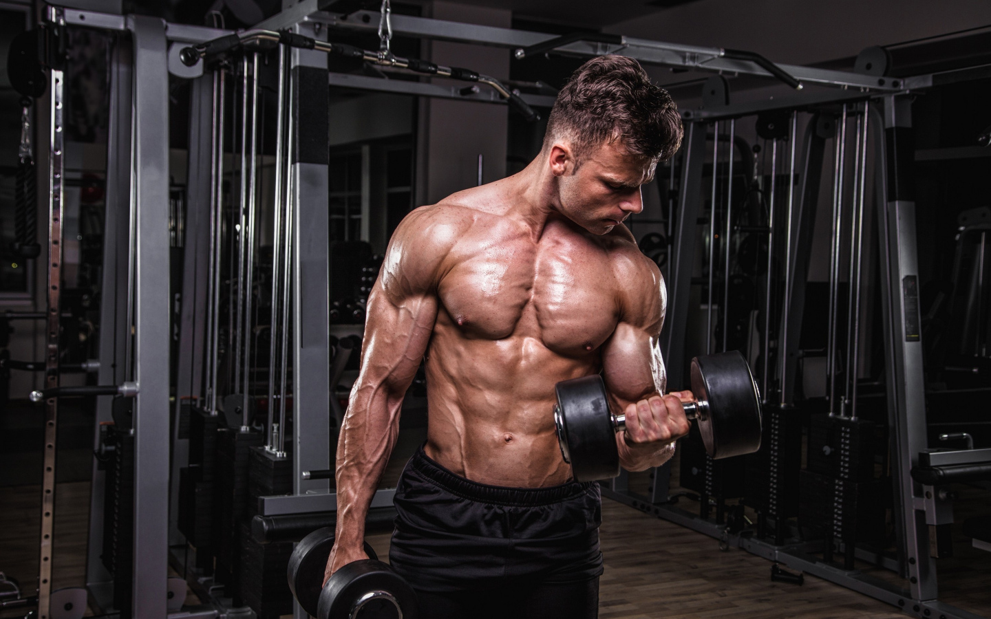 Сильный мужчина качает мускулы 