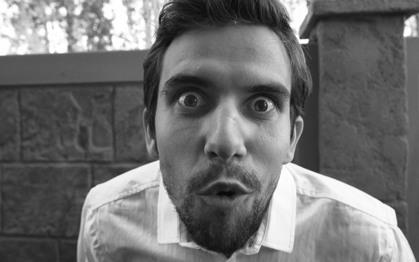 Удивленный взгляд мужчины в белой рубашке