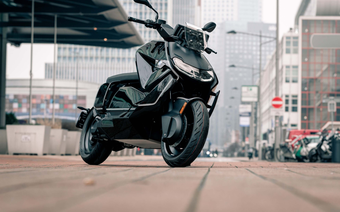 Черный мотоцикл BMW CE 04