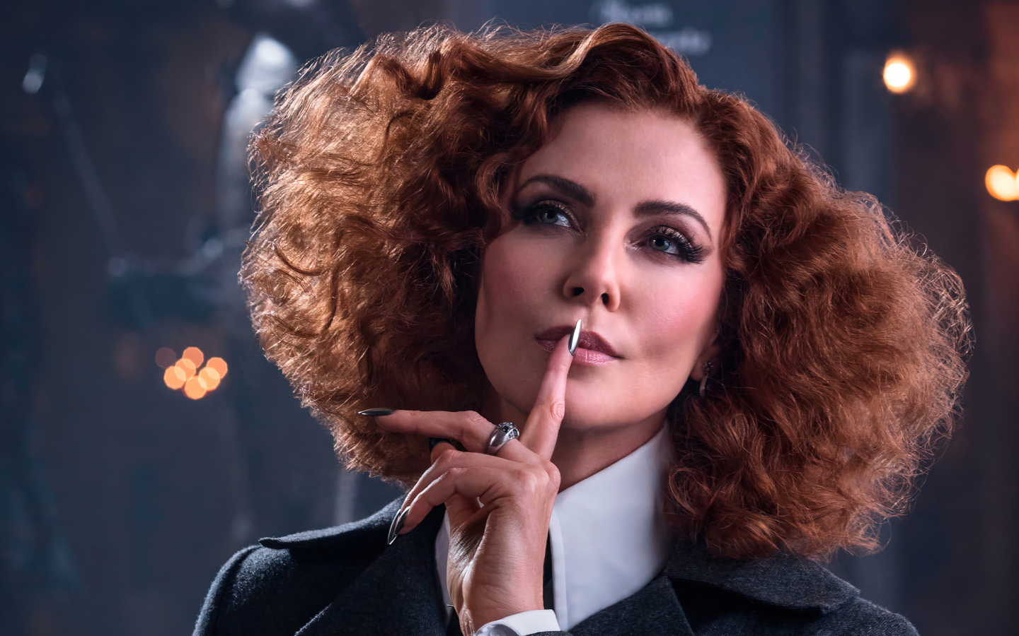 Красивая актриса Шарлиз Терон в фильме Школа добра и зла