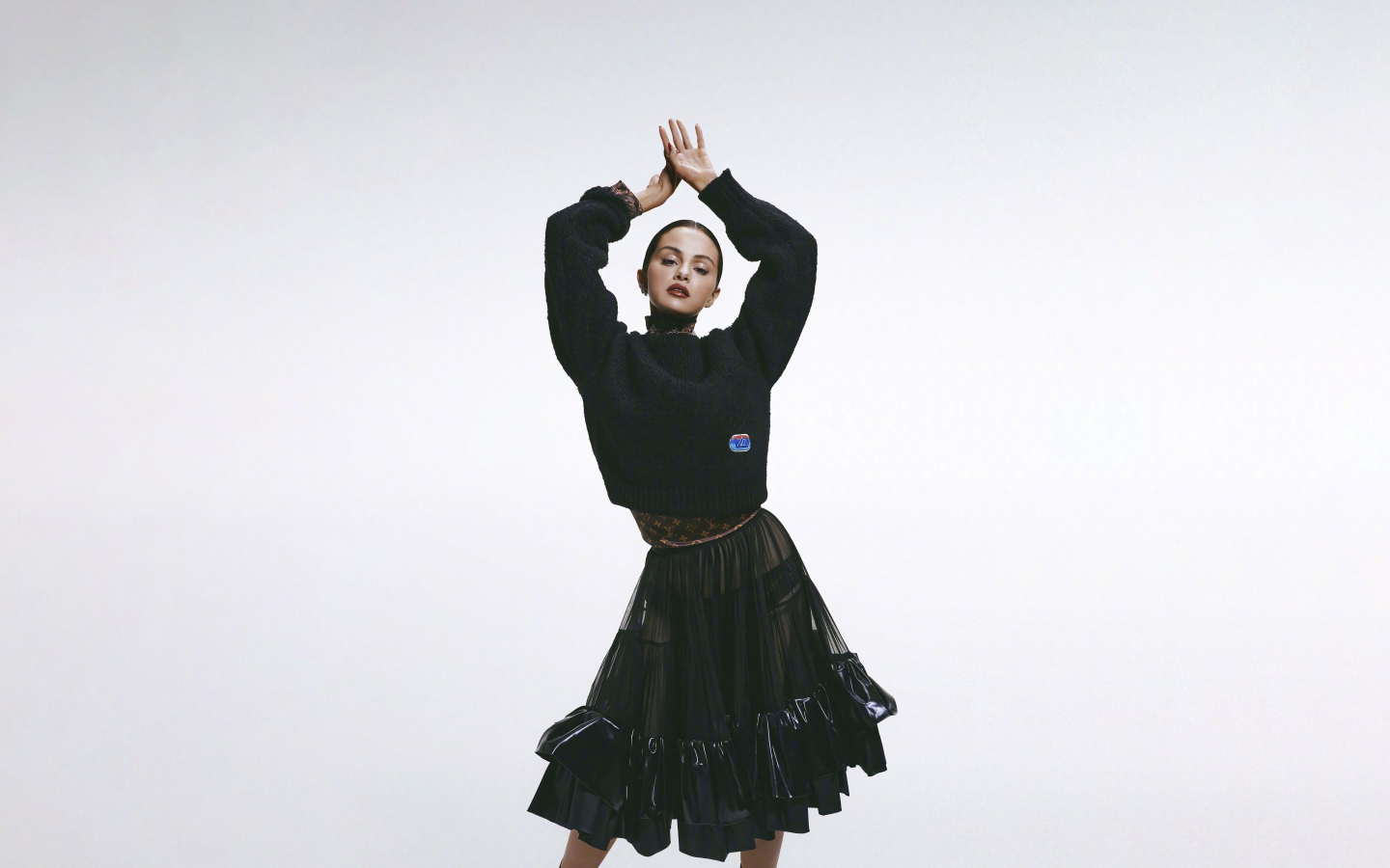 Красивая певица и модель Селена Гомес на сером фоне