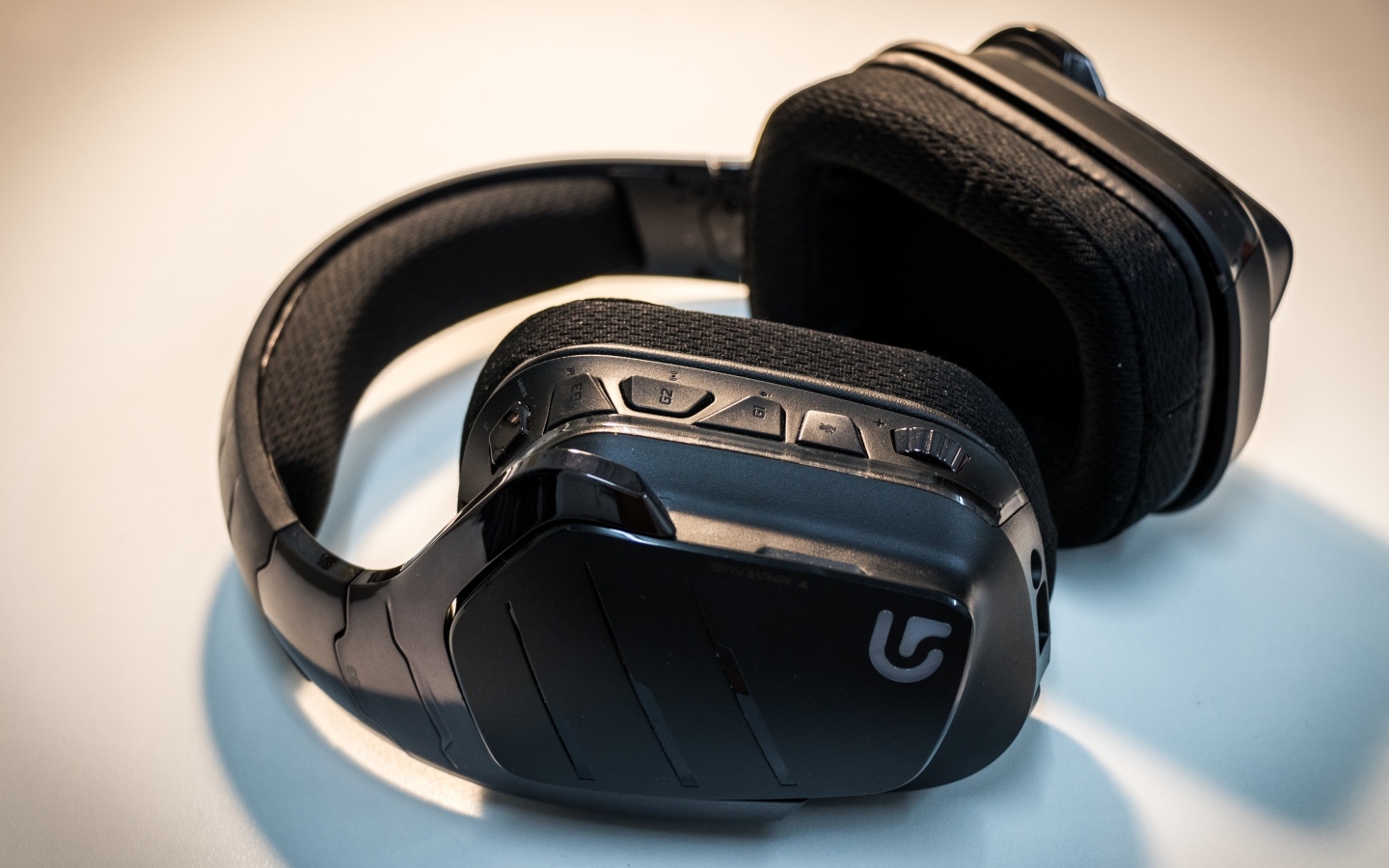 Большие черные наушники на сером фоне