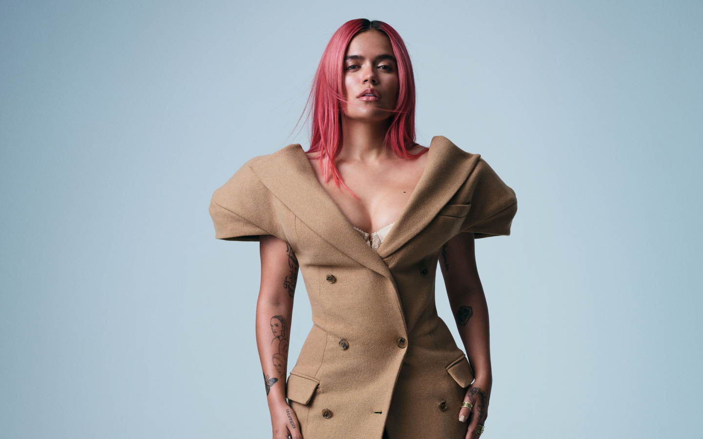 Яркая певица Karol G на сером фоне