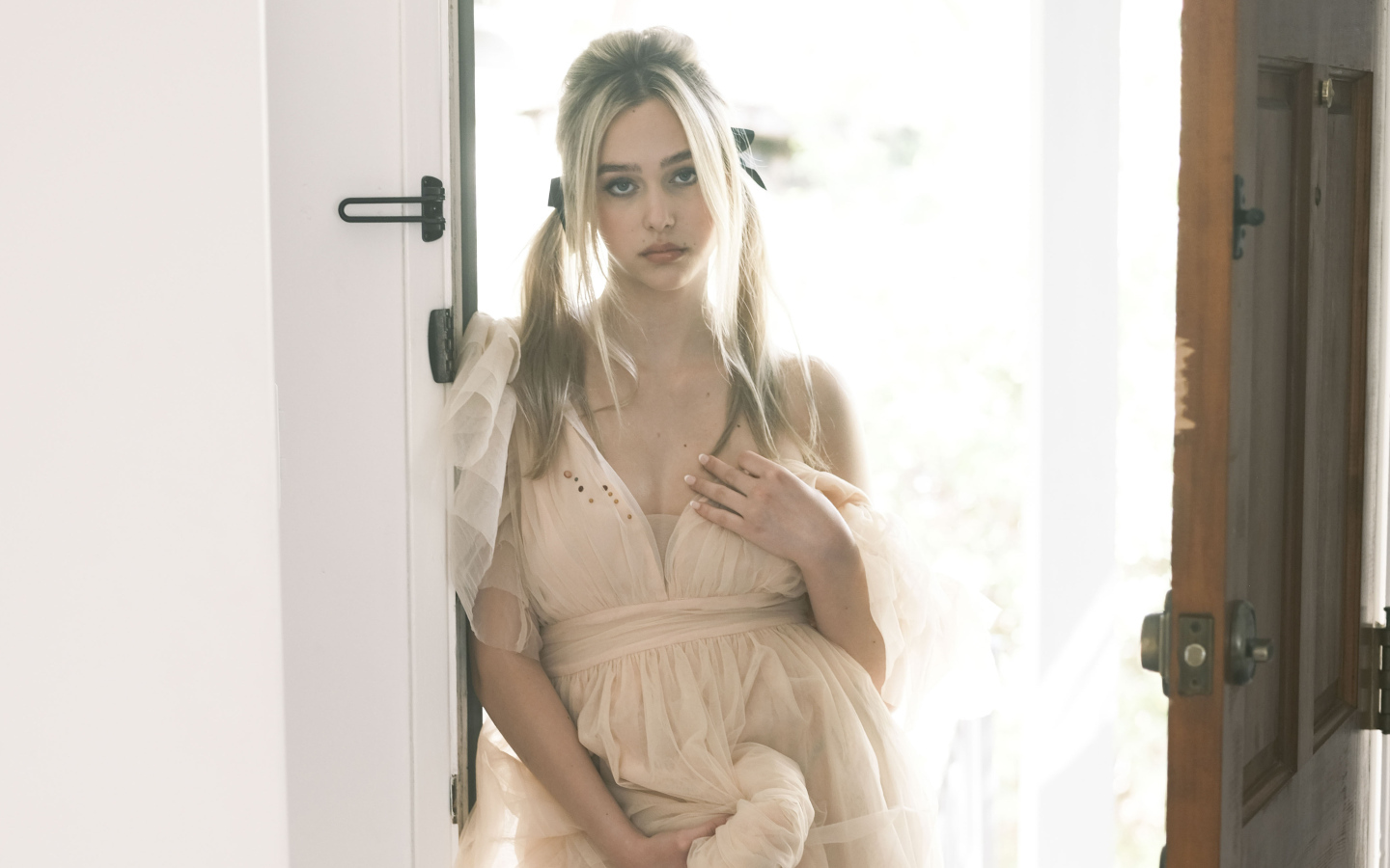 Исполнительница Havanna Winter в платье