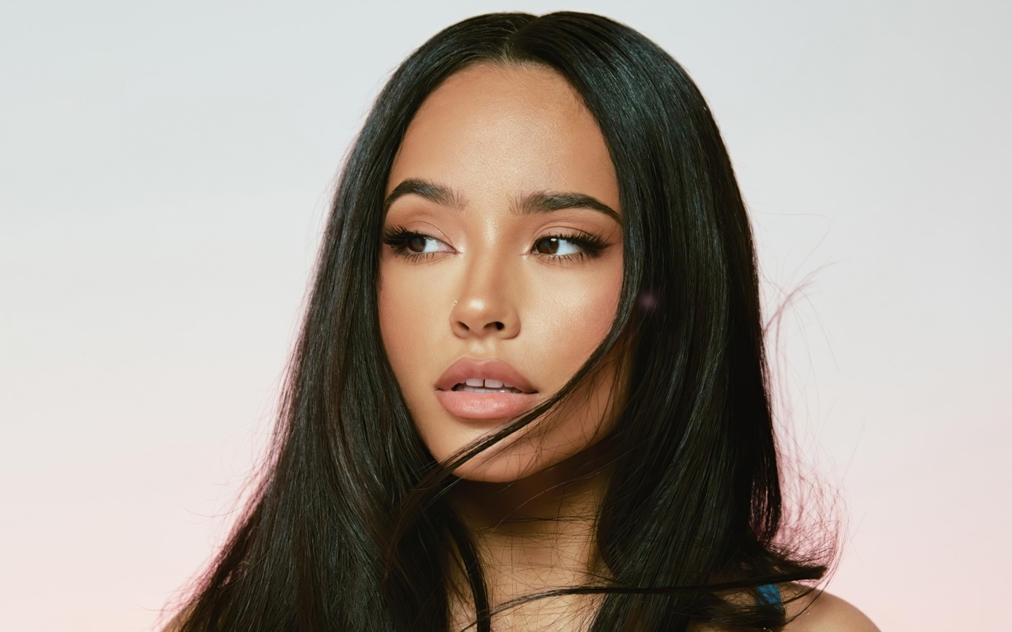 Лицо певицы Бекки Джи крупным планом