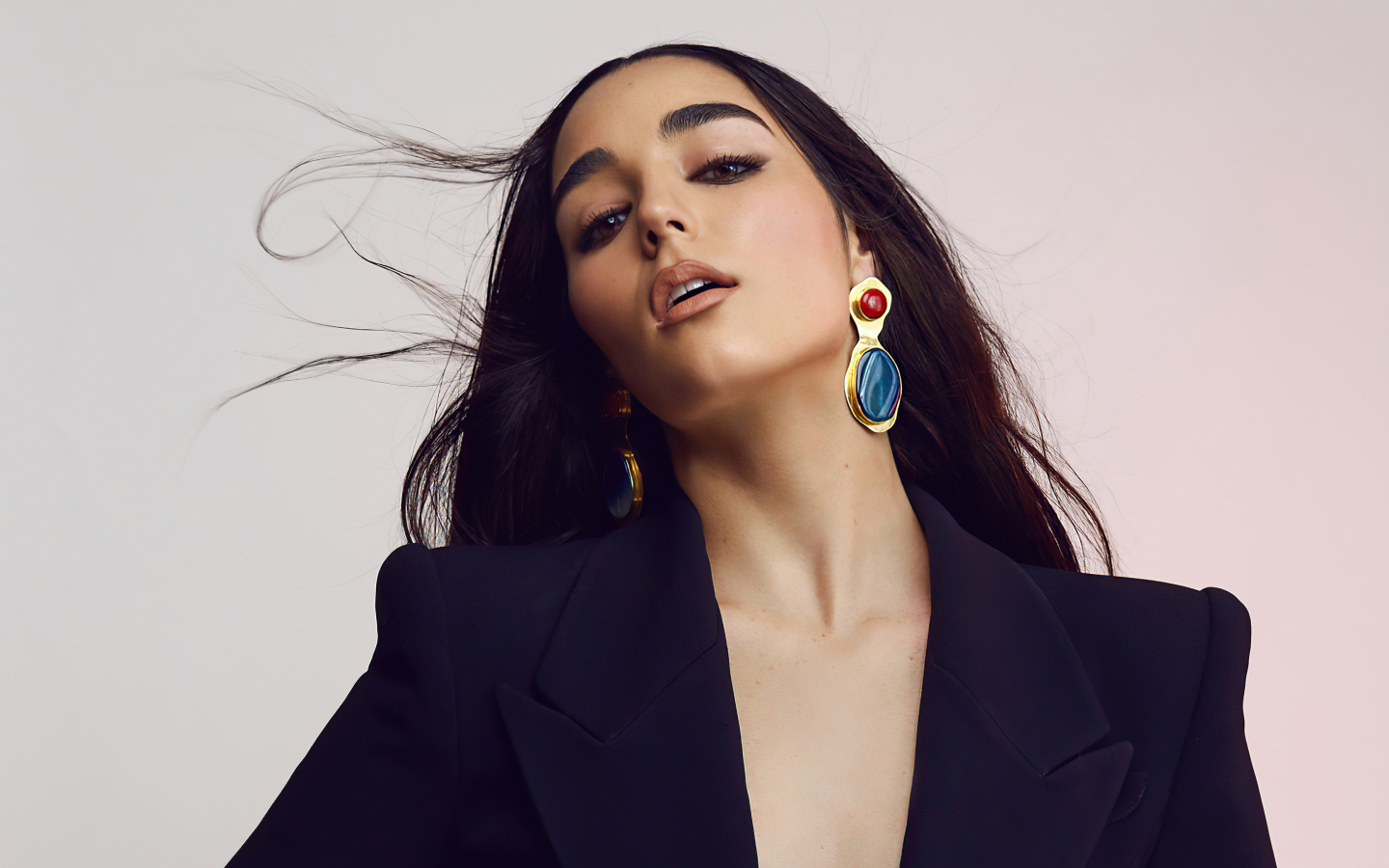 Певица Индиана Массара в черном пиджаке