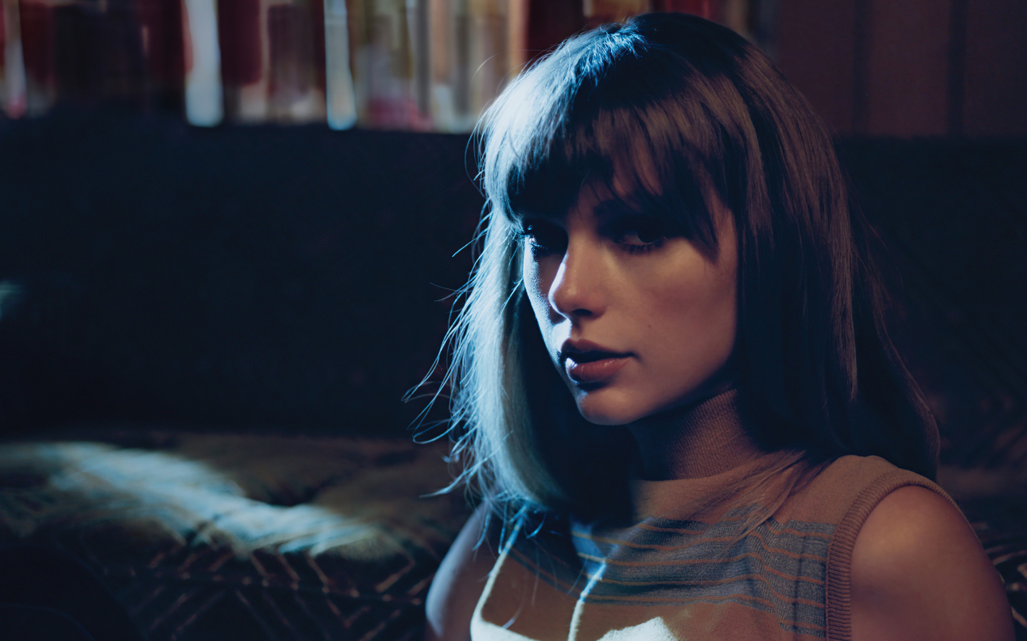 Певица Тейлор Свифт с темными волосами