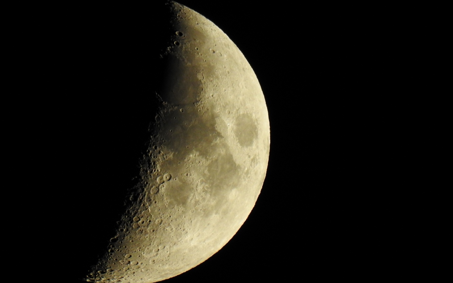 Затмение большой луны на черном фоне