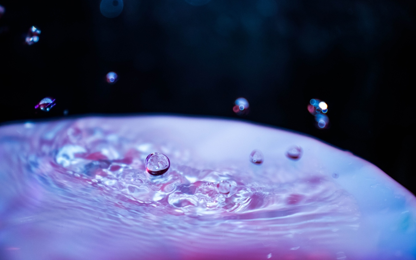 Капли воды повисли в воздухе