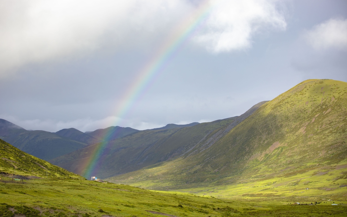 Радуга над покрытыми зеленью холмами