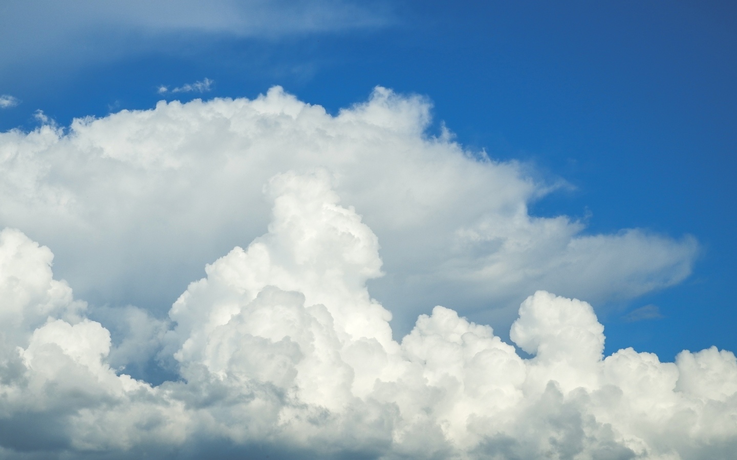 Густые белые облака в голубом небе