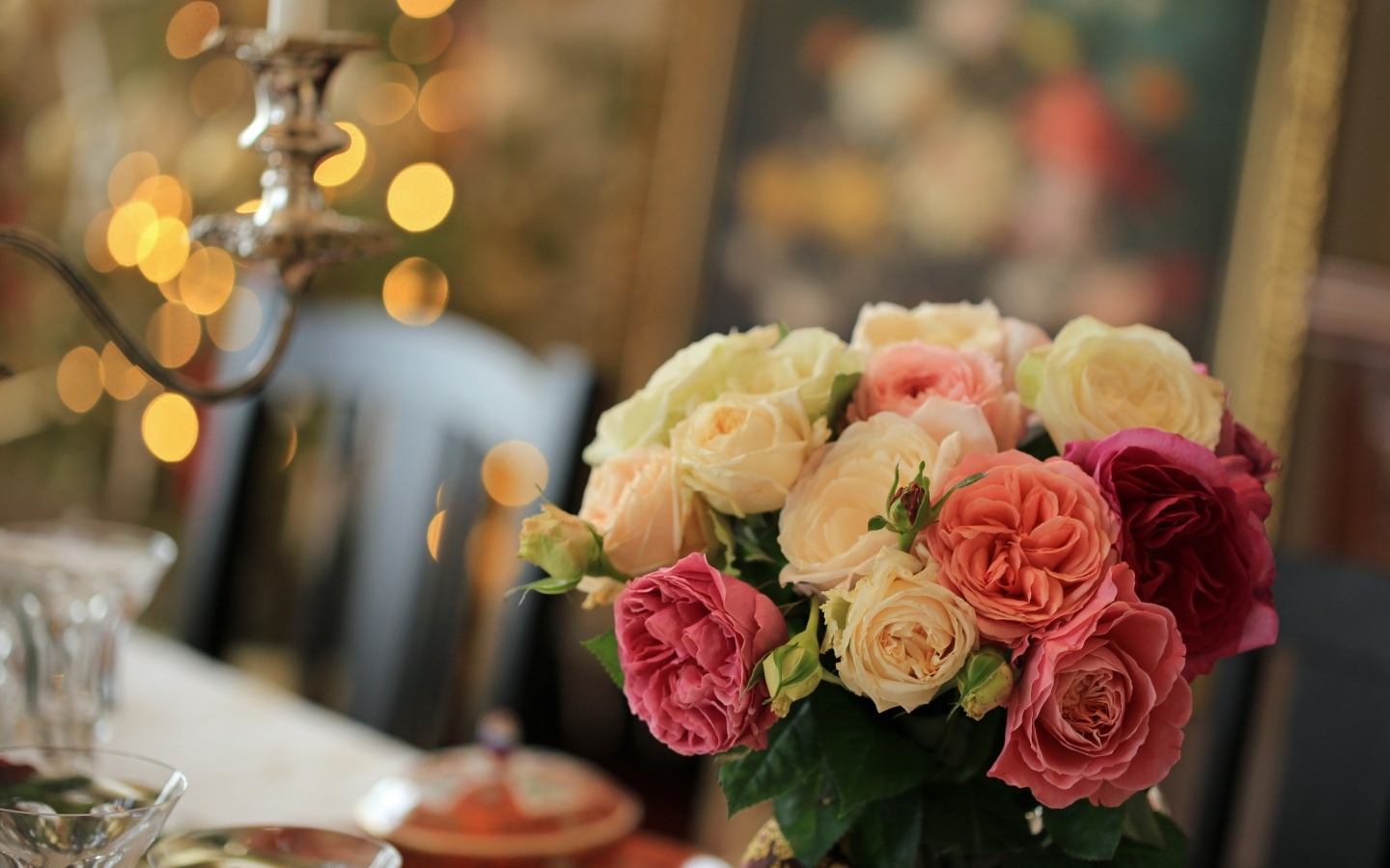 Букет нежных роз на столе