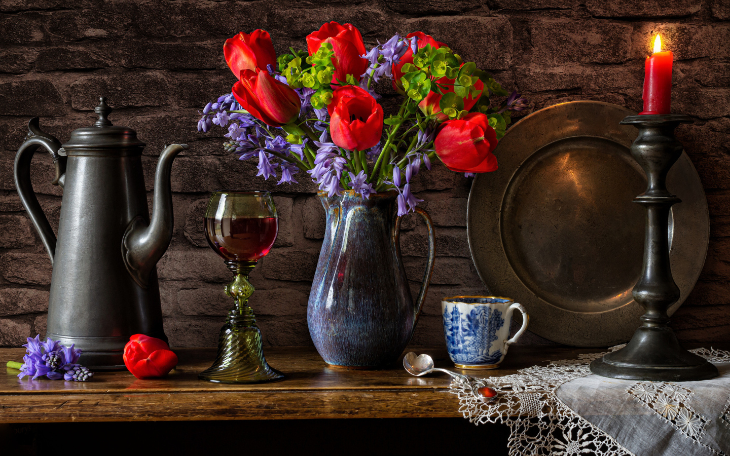 Букет цветов на столе со свечой и вином