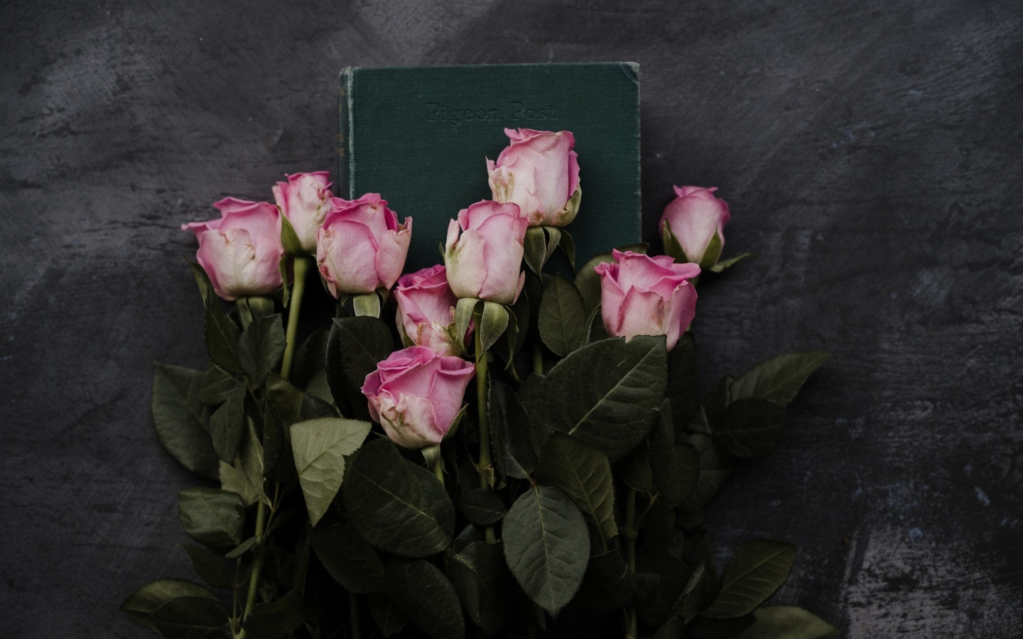 Букет розовых роз с книгой на сером столе