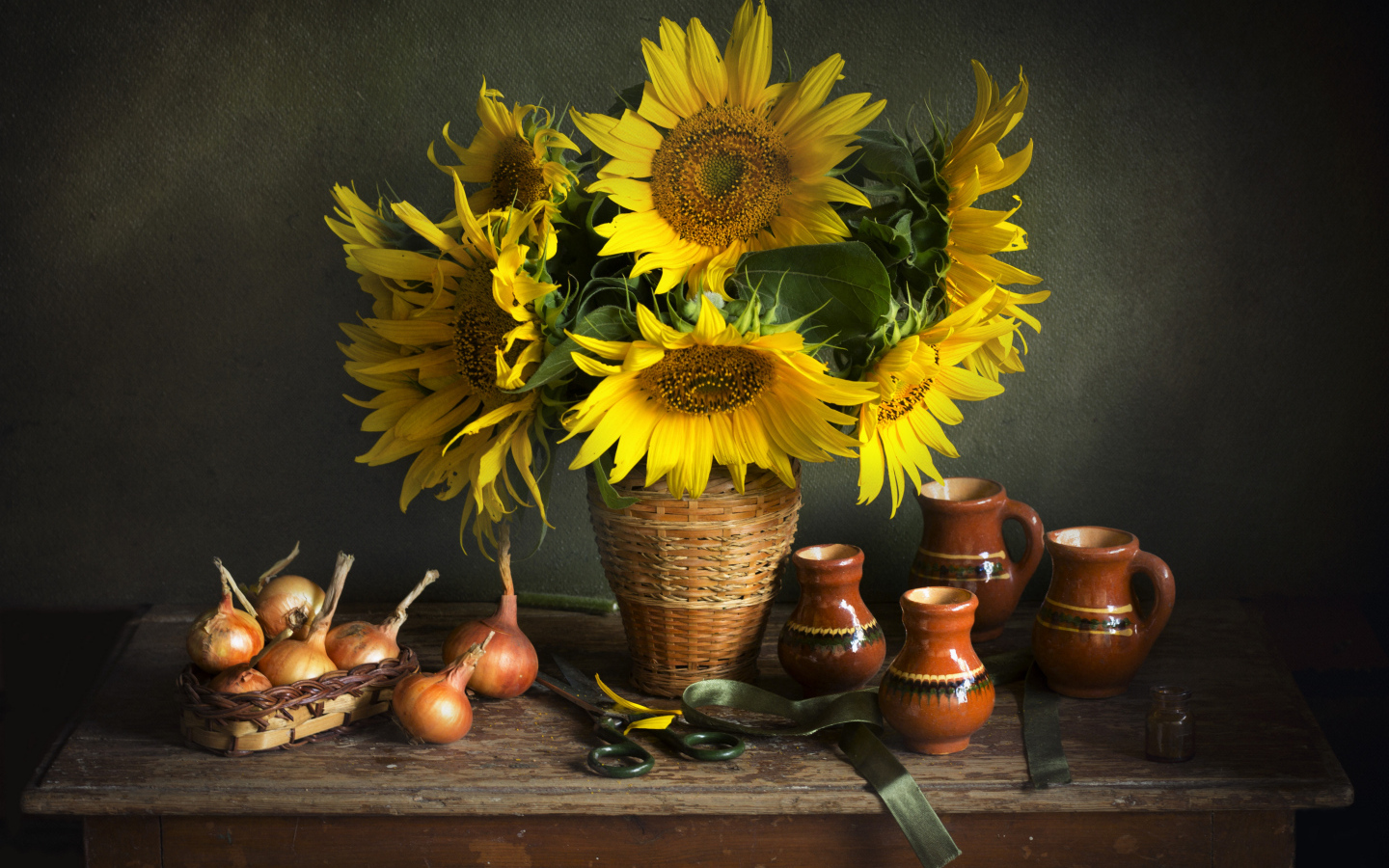 Букет цветов подсолнуха на столе с луком